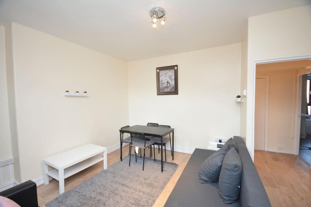 Lovely 4 Bedroom Apartment Close To The City Walking Distance From The Rivere View London Eksteriør bilde