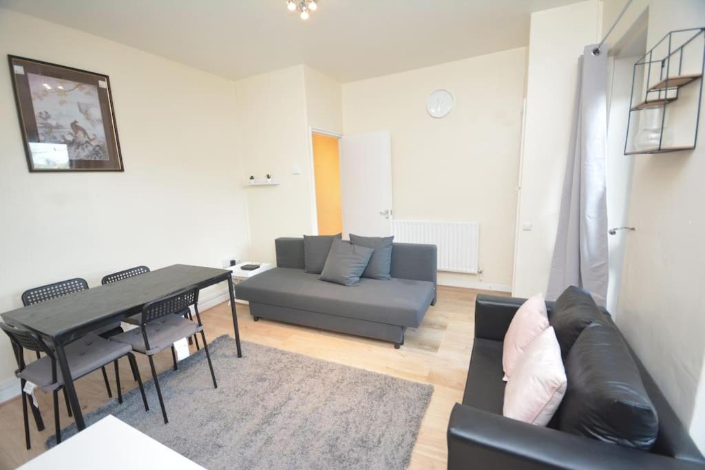 Lovely 4 Bedroom Apartment Close To The City Walking Distance From The Rivere View London Eksteriør bilde