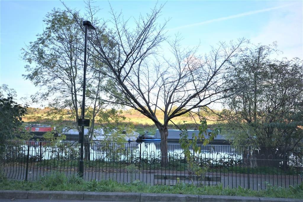 Lovely 4 Bedroom Apartment Close To The City Walking Distance From The Rivere View London Eksteriør bilde