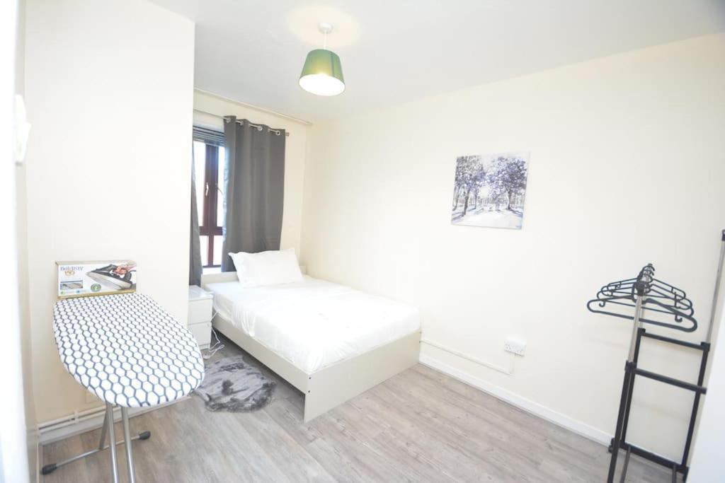 Lovely 4 Bedroom Apartment Close To The City Walking Distance From The Rivere View London Eksteriør bilde