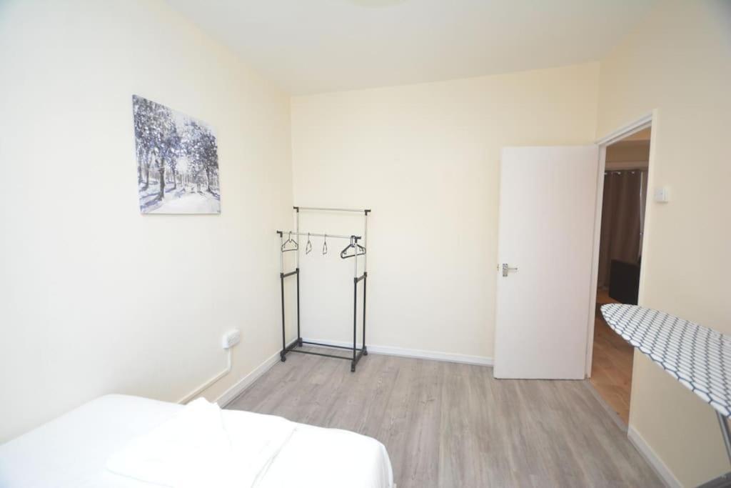 Lovely 4 Bedroom Apartment Close To The City Walking Distance From The Rivere View London Eksteriør bilde