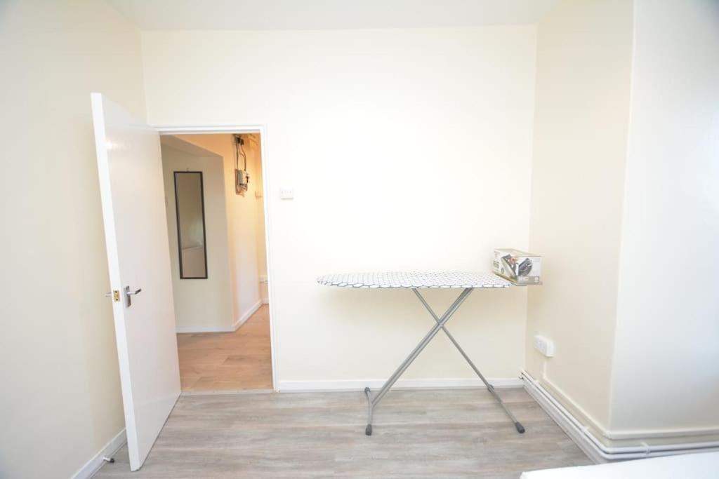 Lovely 4 Bedroom Apartment Close To The City Walking Distance From The Rivere View London Eksteriør bilde